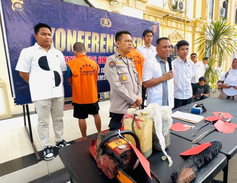 Dirkrimsus Polda Jambi Kombes Taufik Nurmandya saat memberikan keterangan pers terkait penangkapan pelaku pembakaran lahan