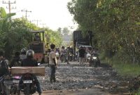 Kerusakan Jalan Nasional Di Tanjabbar desa pembengis di timbun pemkab tanjabbar