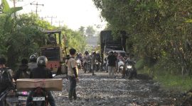 Kerusakan Jalan Nasional Di Tanjabbar desa pembengis di timbun pemkab tanjabbar