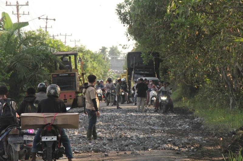 Kerusakan Jalan Nasional Di Tanjabbar desa pembengis di timbun pemkab tanjabbar