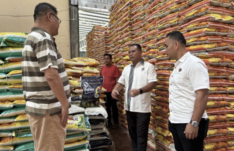 Kombes Taufik Nurmandya Saat Cek Stok Beras Disejumlah Gudang