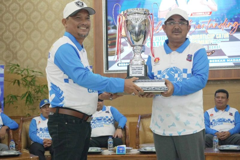 Saat Pembukaan Kejurprov Jambi Catur 2025, Penyerahan Piala Bergilir ke tuan rumah 