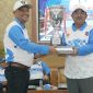 Saat Pembukaan Kejurprov Jambi Catur 2025, Penyerahan Piala Bergilir ke tuan rumah 