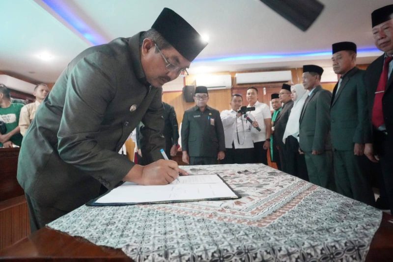 Saat Bupati Tanjabbar Tandatangani Berita Acara Pelantikan