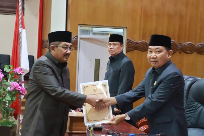 Foto Ist/ Bupati Tanjabbar Anwar Sadat dan Ketua DPRD Tanjabbar Hamdani