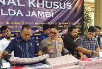 Ditreskrimsus Polda Jambi Gelar Konpers Penangkapan Tiga Tersangka Pembobol Bank Jambi